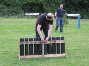 Männer bereiten Feuerwerkskörper im Freien vor