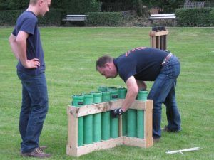 Zwei Männer bereiten Feuerwerkskörper im Freien vor