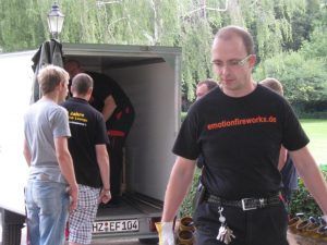 Männer laden Ausrüstung in Transporter im Freien