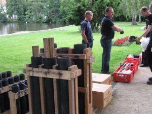 Männer bereiten Feuerwerk mit Rohren und Kisten vor