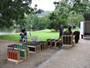Vorbereitung von Feuerwerkskörpern im Park am See