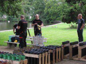Feuerwerk-Team bereitet Pyrotechnik im Park vor