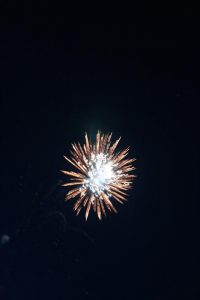 Helles Feuerwerk am Nachthimmel