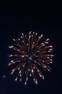 Farbenfrohes Feuerwerk am Nachthimmel