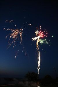 Buntes Feuerwerk am Nachthimmel