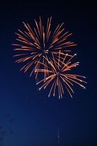 Buntes Feuerwerk am Nachthimmel