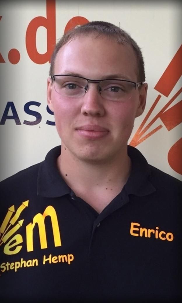 Mann mit Brille im schwarzen Firmen-Shirt