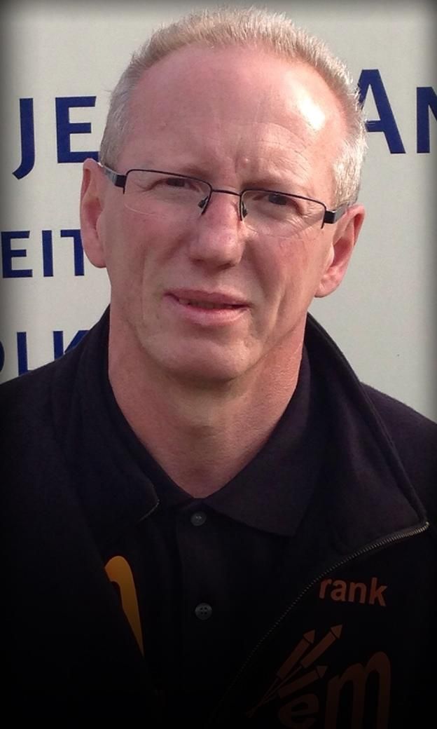 Mann mit Brille und schwarzer Jacke