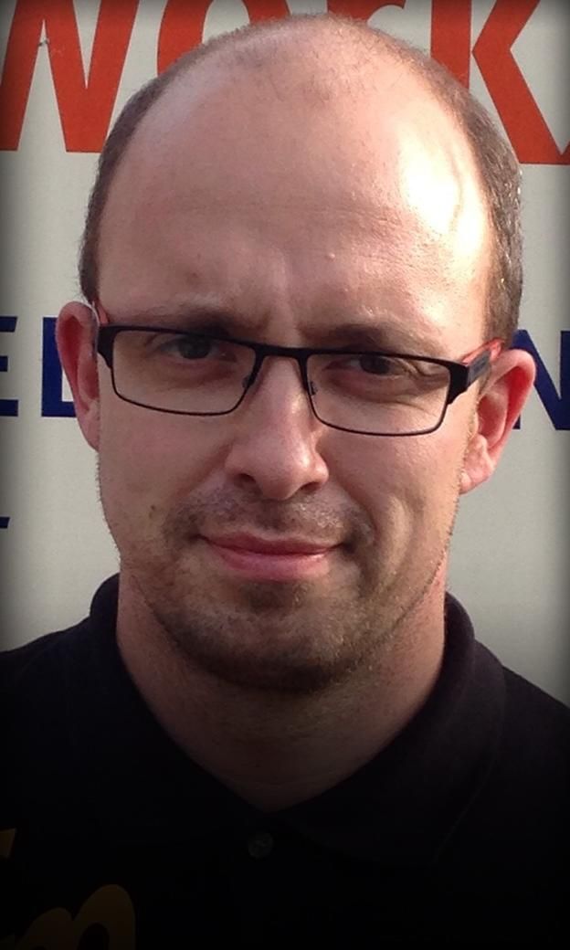 Mann mit Brille und schwarzem Hemd