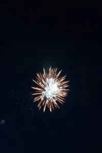 Helles Feuerwerk am Nachthimmel