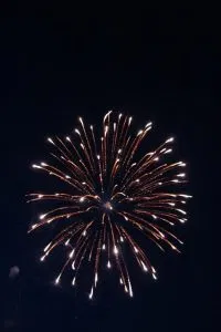 Farbenfrohes Feuerwerk am Nachthimmel