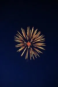Goldenes Feuerwerk am Nachthimmel