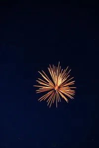 Goldenes Feuerwerk am Nachthimmel