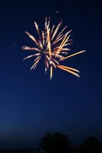 Goldenes Feuerwerk am Nachthimmel