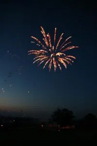 Feuerwerk am Nachthimmel leuchtend und bunt