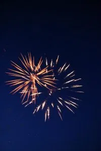 Buntes Feuerwerk am Nachthimmel