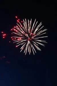 Buntes Feuerwerk am Nachthimmel