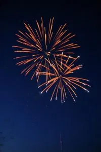 Buntes Feuerwerk am Nachthimmel