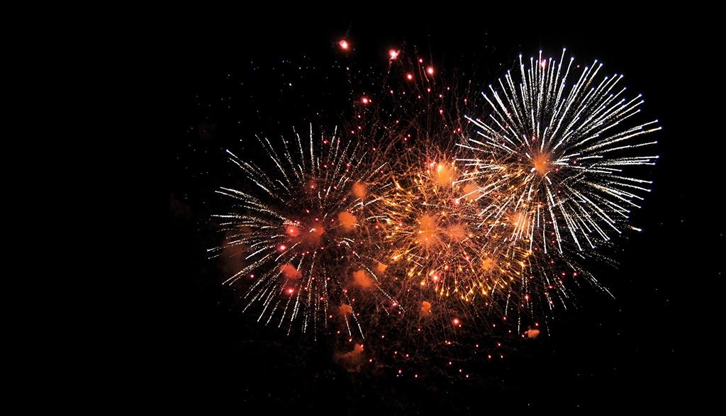 Buntes Feuerwerk am Nachthimmel