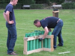 Zwei Männer bereiten Feuerwerkskörper im Freien vor