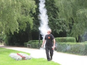 Mann mit Rauch im Park