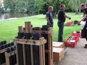 Männer bereiten Feuerwerk mit Rohren und Kisten vor