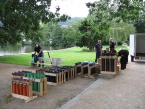 Vorbereitung von Feuerwerkskörpern im Park am See