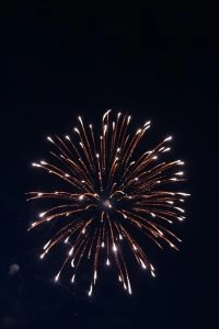 Farbenfrohes Feuerwerk am Nachthimmel