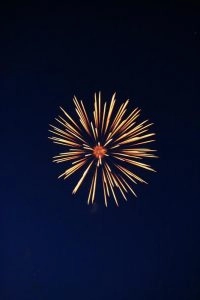 Goldenes Feuerwerk am Nachthimmel