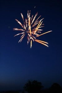 Goldenes Feuerwerk am Nachthimmel