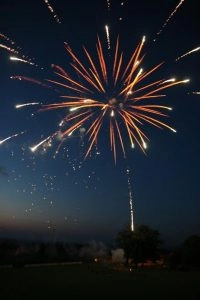 Buntes Feuerwerk am Nachthimmel