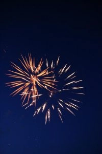 Buntes Feuerwerk am Nachthimmel