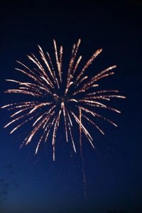 Goldenes Feuerwerk am Nachthimmel