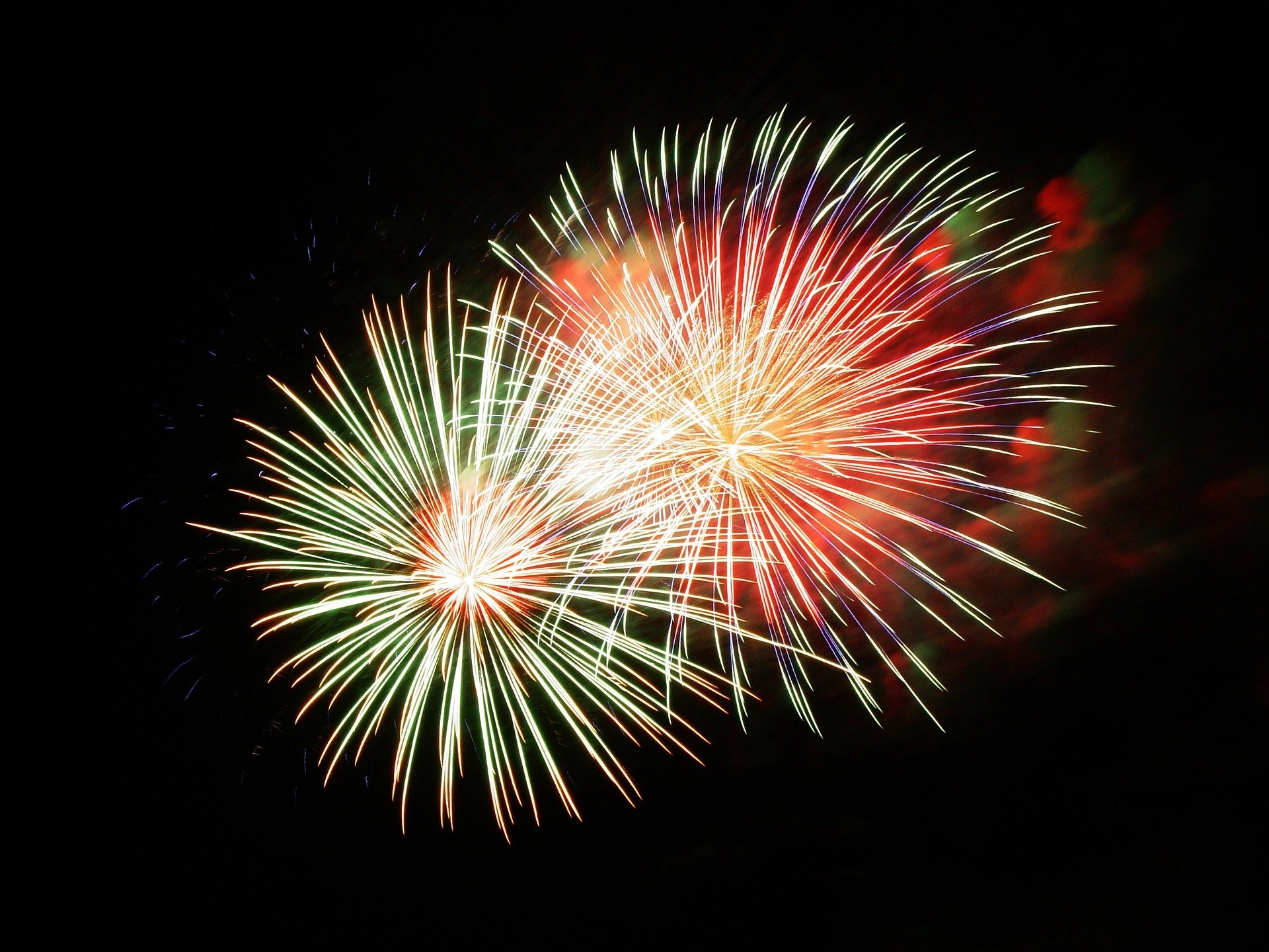 Buntes Feuerwerk am Nachthimmel