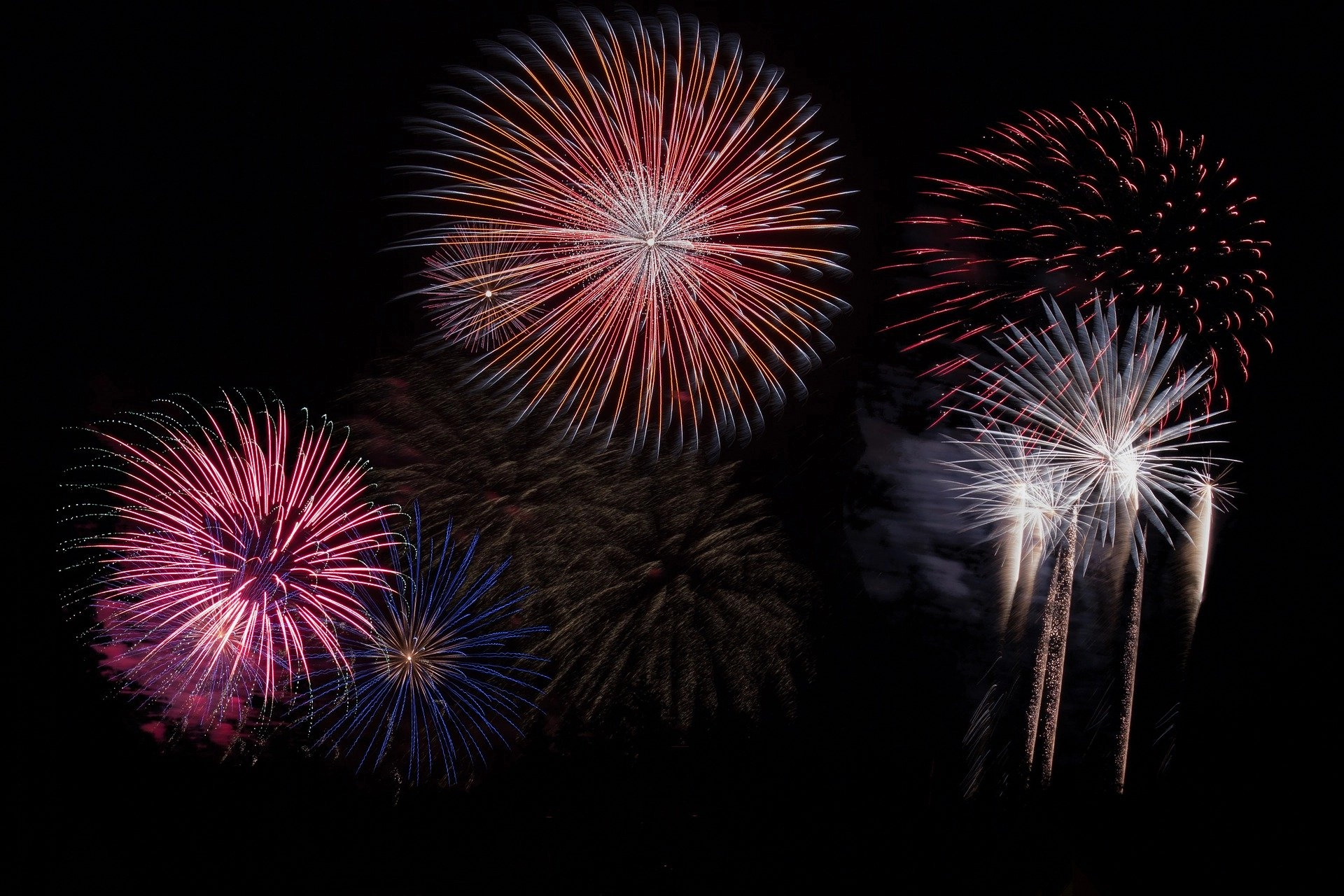Buntes Feuerwerk am Nachthimmel
